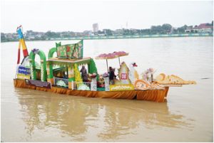 Kapal Jukung, berhiaskan rumah adat, foto - Agus Supriyanto, Erict Diskominfo.
