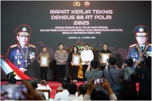 Kapolri Beri Piagam Penghargaan Densus 88 Pada Gubernur Jambi