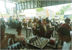 Pertandingan Catur sedang dimulai, di Kopi Mansur, foto- Istimewa.